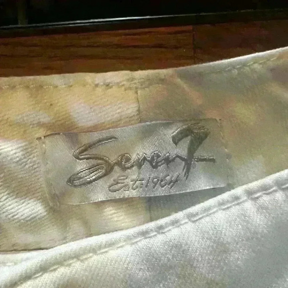 Seven white ladies Bermuda shirts size 8 excellent condition. No stains or flaws - Picture 7 of 9